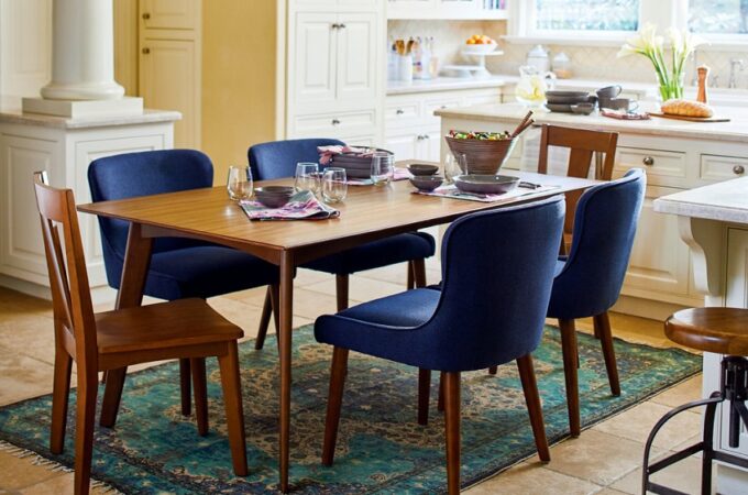 What qualities should you look for in a good dining table?